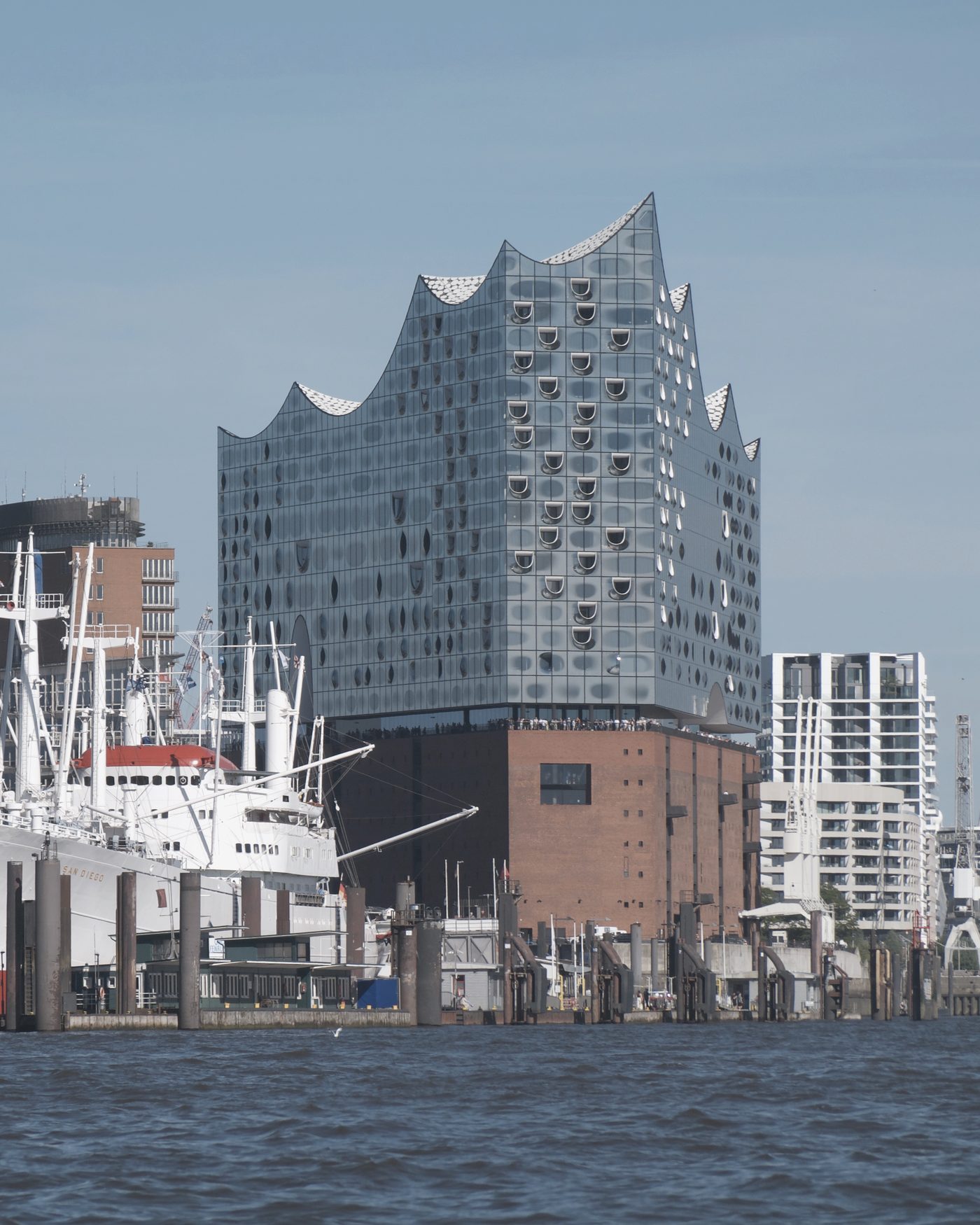 Elbphilharmonie und Hafen mit Museumsschiff, Hamburg
